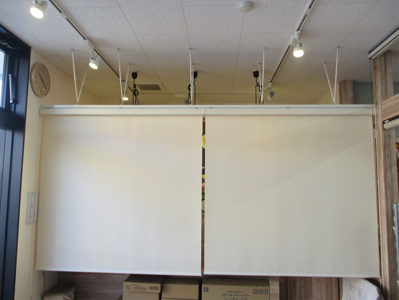 納入事例】天吊りロールスクリーン - 神奈川ファイリング
